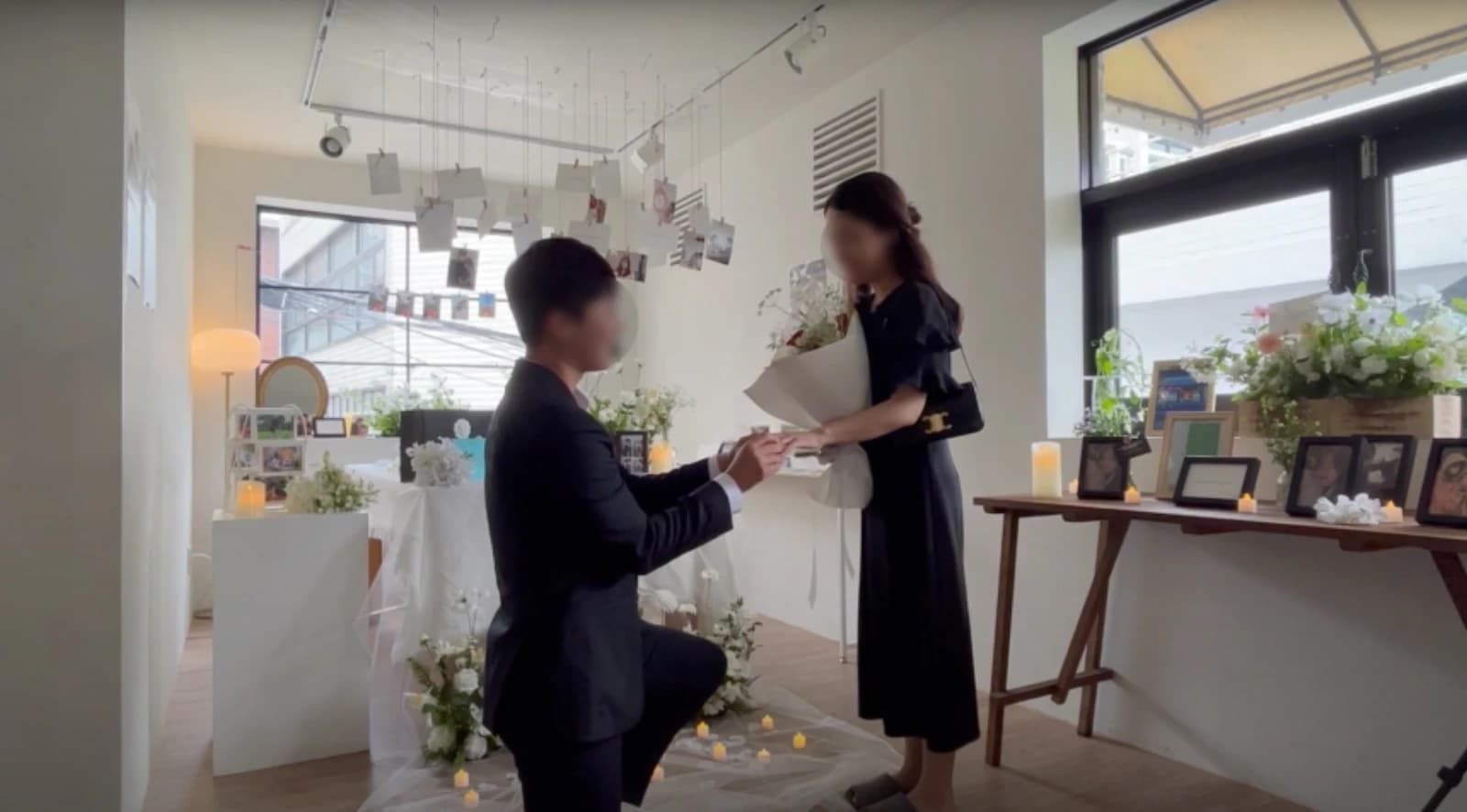 전시 보는 모습, 프로포즈하는 장면