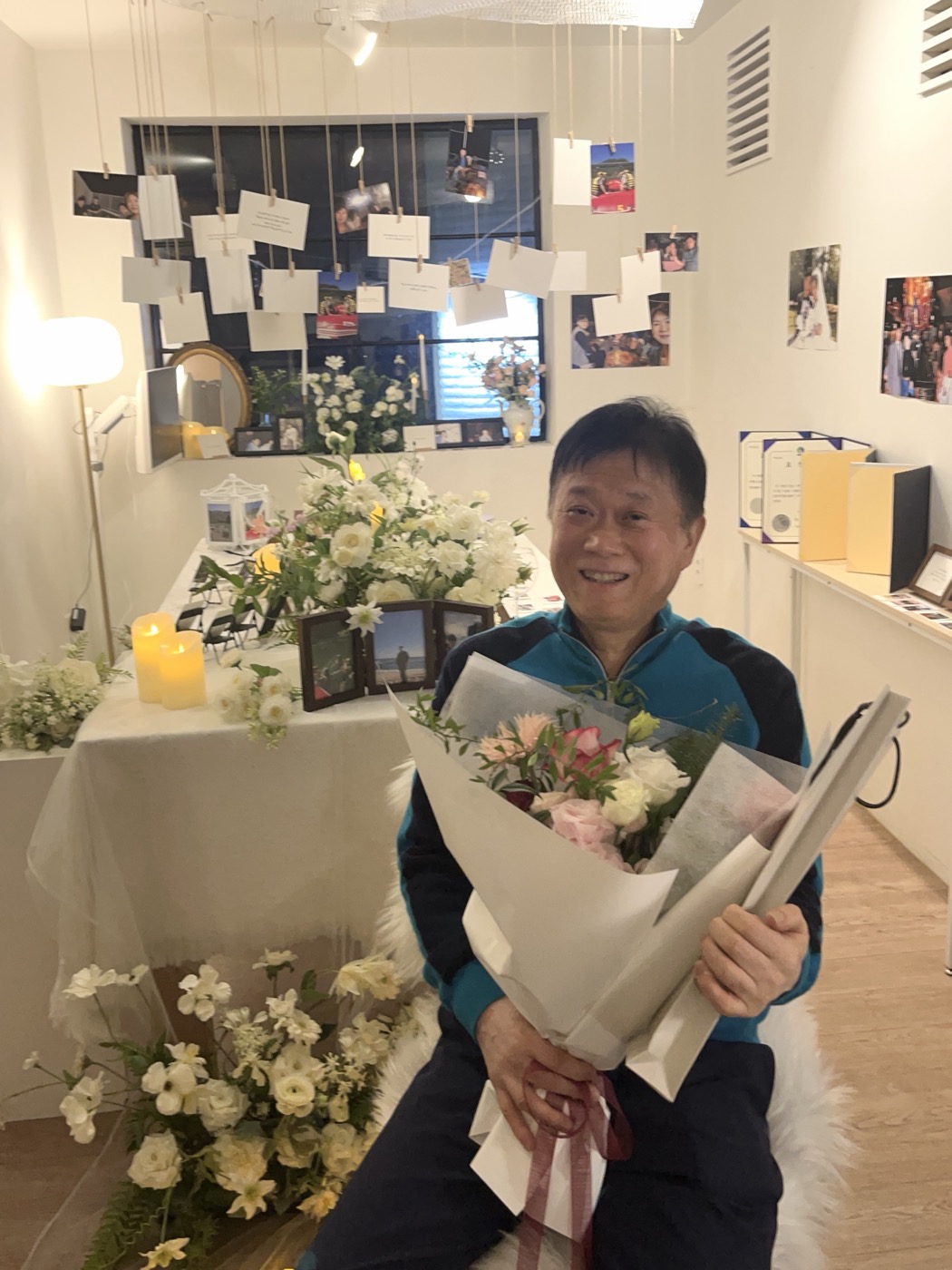 정년퇴직 추억룸에서 꽃다발을 든 아버지